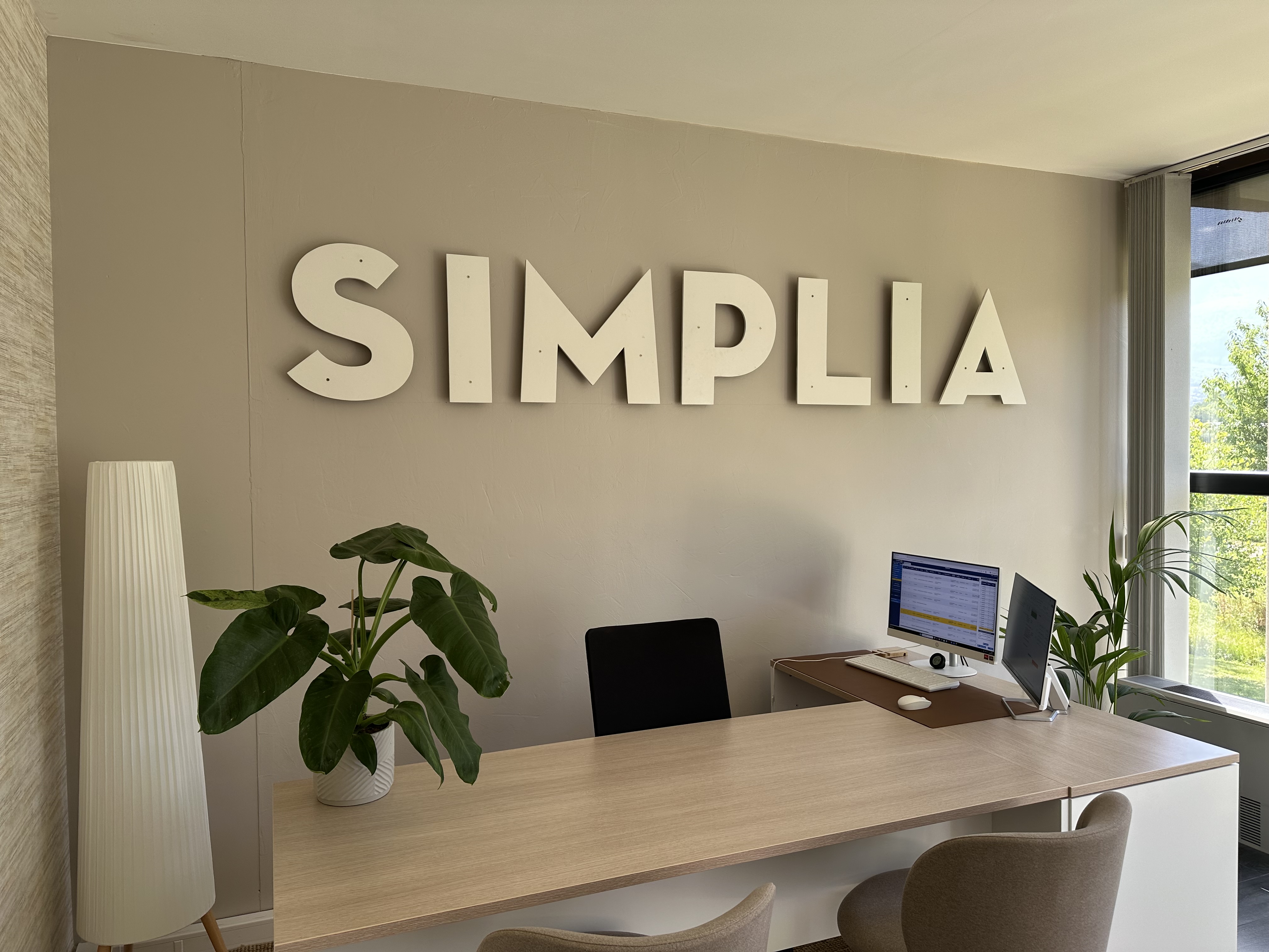 Espace de travail lumineux du cabinet SIMPLIA à Aix-les-Bains